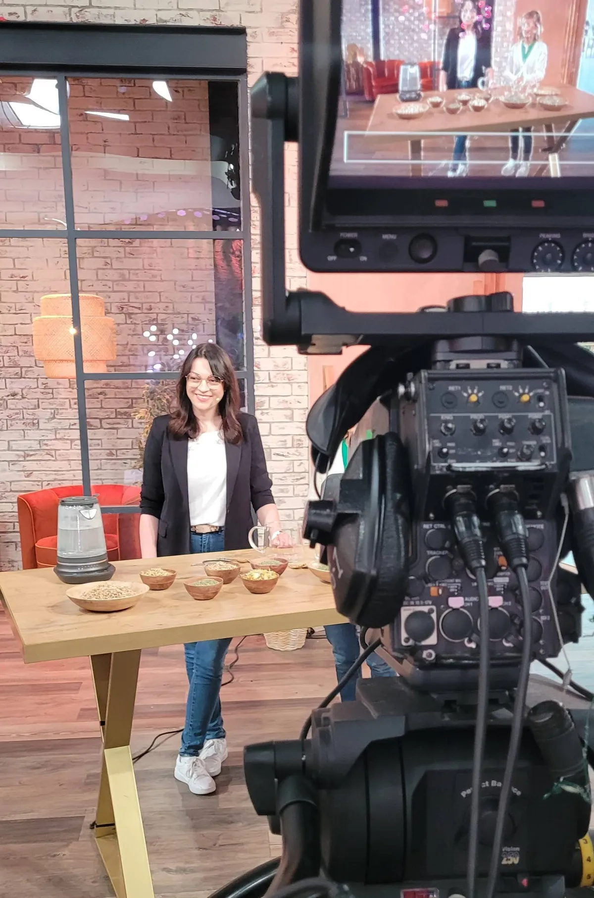 Dr Paulina Znajdek-Awiżeń na planie Pytania na Śniadanie w TVP2